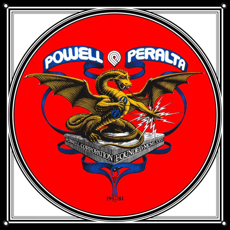 Quadratische Powell Peralta Skate-Flagge aus Stoff mit dem originalen roten Logo-Drachen von 1981 auf schwarzem Untergrund.